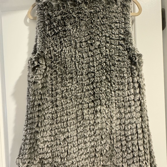 Fluffy and cozy vest by Aqua….brushes some white and greenish grey! - Picture 7 of 7